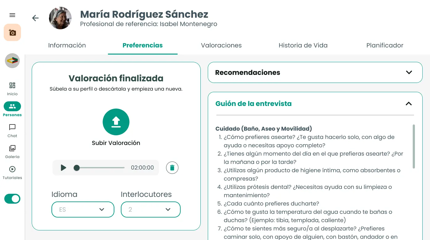 Entrevista de Preferencias en Amaia Conecta, pestaña Preferencias: a la izquierda, «Valoración finalizada» con el botón «Subir Valoración», el audio grabado y los selectores de idioma e interlocutores; a la derecha, el guion de la entrevista con preguntas sobre cuidado, baño, aseo y movilidad.