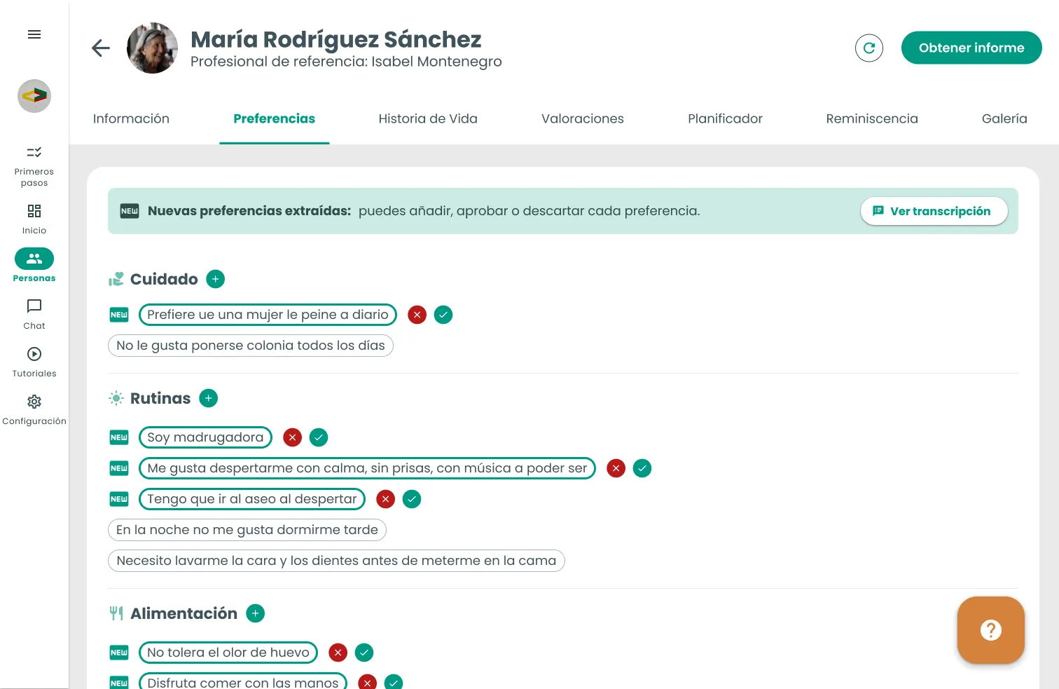 Pestaña Preferencias en Amaia Profesionales con el aviso «Nuevas preferencias extraídas: puedes añadir, aprobar o descartar cada preferencia» y el botón «Ver transcripción». Las preferencias se agrupan en Cuidado, Rutinas y Alimentación; las nuevas llevan la etiqueta NEW y botones para descartar o aprobar, y las que ya existían aparecen sin esos controles.